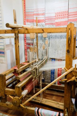 Minsk, Belarus - 02.03.2021. Köy evindeki eski ahşap çark.