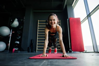 Spor giyimli atletik kız halterle, halterle egzersiz yapıyor. Fitness, egzersiz, sağlıklı yaşam tarzı