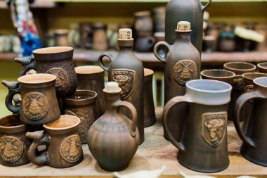 El yapımı çömlek testisi. Çömlek atölyesinde ateş etmeden önce el işi kil kahverengi sofra takımı, toprak kapları. Seramik ürün konsepti.