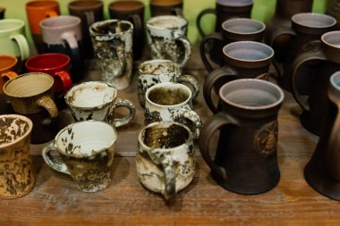 Kırsal Arap pazarında el yapımı kil kavanozları.