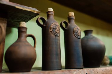 Kırsal Arap pazarında el yapımı kil kavanozları.