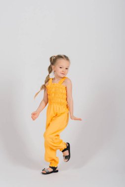 Mutlu küçük kız, stüdyo çekimi. Çocukların duyguları gülümser