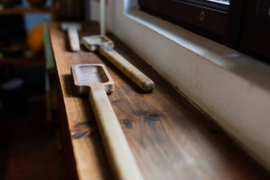 Etnografik parktaki kırsal bir evin eski bir iç mekanı. Eski fırın