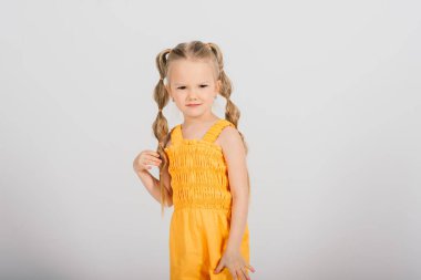 Mutlu küçük kız, stüdyo çekimi. Çocukların duyguları gülümser