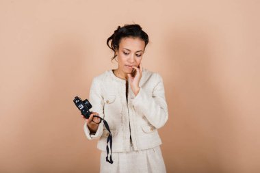 Çekici Afro-Amerikan siyahi kadın, SR dijital kamera kullanarak stüdyoda fotoğraf çekiyor. Fotoğrafçılık öğrencisi ve turizm yaşam tarzı.