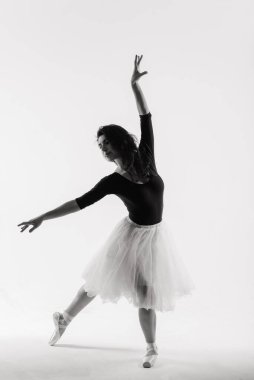 Esnek kadın, siyah elbiseli balerin, balerin.