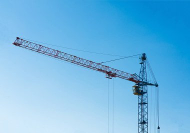 Endüstriyel manzara, vinçler, dumanlı borular. Ocaklardan kaynaklanan hava kirliliği, ekolojik sorunlar kavramı