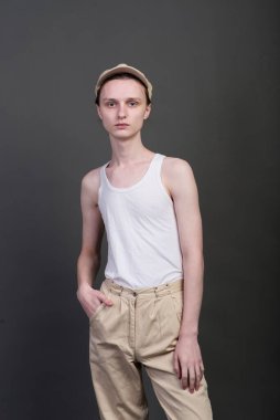 Androgynous güzel genç adam. Sarı arkaplanda model testleri