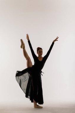 Stüdyo arka planında modern stil balerin pozu