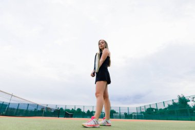 Tenis turnuvası. Kil tenis kortunda bayan oyuncu