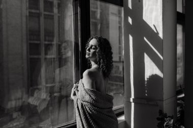 Yalnız üzgün kadın, derin düşünceler içinde evinde, depresyonda.