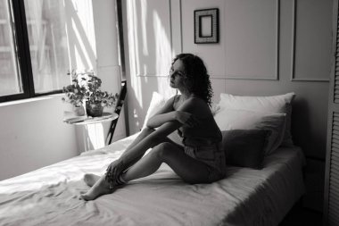 Yalnız üzgün kadın, derin düşünceler içinde evinde, depresyonda.