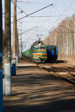 Minsk, Belarus - 04.29.2020. Tren raylarındaki korkunç eski tren detayı, antika, retro