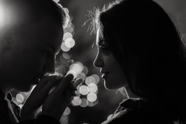 Genç ve çekici bir çift Noel ağacının yanında, erkek sevgiliye sürpriz yapar, nişan yüzüğü.