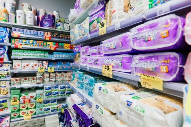 Minsk, Belarus - 03.07.2021. Farklı çamaşır tozu, hipermarkette satılığa hazır temizlik maddesi.