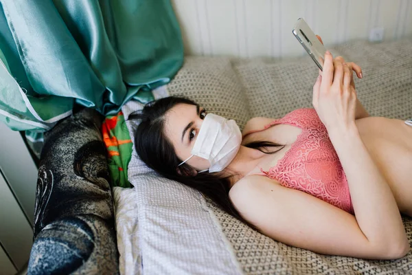 Bela Fêmea Cabelos Escuros Quarentena Usando Máscara Protetora Trabalhando Casa — Fotografia de Stock