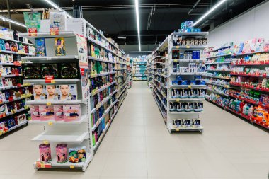 Minsk, Belarus - 03.07.2021. Dükkandaki raflardaki farklı markaların çeşitli tozları..