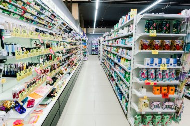 Minsk, Belarus - 03.07.2021. Dükkandaki raflardaki farklı markaların çeşitli tozları..