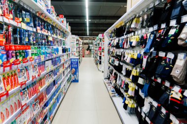 Minsk, Belarus - 03.07.2021. Dükkandaki raflardaki farklı markaların çeşitli tozları..