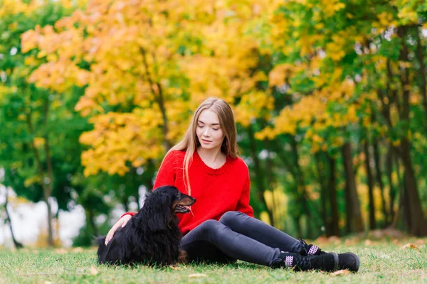 Jonge Aantrekkelijke Vrouw Houden Haar Teckel Hond Haar Armen Buiten — Stockfoto