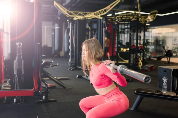美しい筋肉フィットブロンドの女性運動 ジムで筋肉を構築 — ストック写真