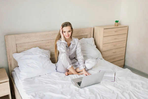 Schöne Blonde Frau Studiert Und Arbeitet Einem Bett Mit Ihrem — Stockfoto