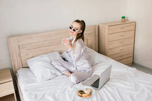 Hermosa Mujer Rubia Estudiando Trabajando Una Cama Con Portátil —  Fotos de Stock