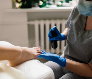 Model ile profesyonel pedikür sürecinin fotoğrafı