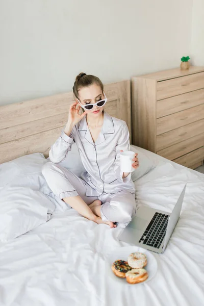 Mooie Blonde Vrouw Studeren Werken Een Bed Met Haar Laptop — Stockfoto