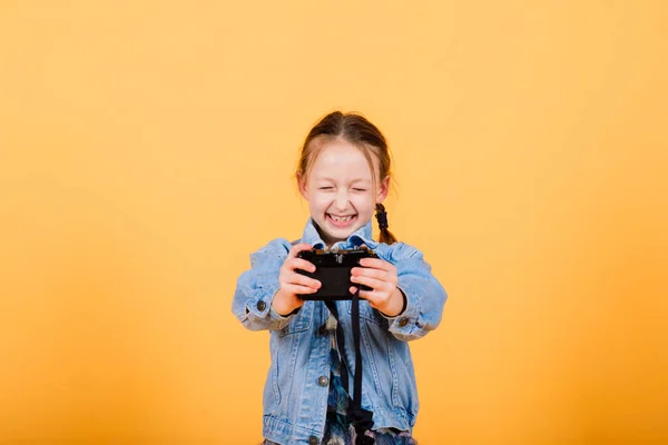 Niño Con Cámara Niña Fotografiando Estudio — Foto de Stock