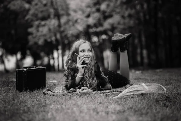 Νεαρό Ελκυστικό Χαμογελαστό Κορίτσι Κάτω Από Ομπρέλα Ένα Φθινόπωρο Δάσος — Φωτογραφία Αρχείου