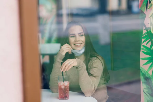 Όμορφη Ασιάτισσα Πίνει Καφέ Στο Καφέ Χαμογελάει Μιλάει Στο Τηλέφωνο — Φωτογραφία Αρχείου
