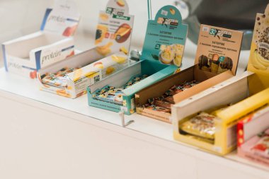 Minsk, Belarus - 03.07.2021. Spor besin deposundaki gıda takviyelerinin çeşitliliği, protein, fitness