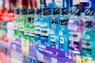 Minsk, Belarus - 03.07.2021. Farklı çamaşır tozu, hipermarkette satılığa hazır temizlik maddesi.