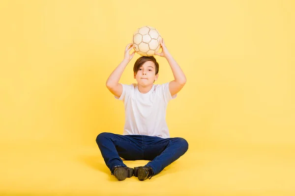 Carino Ragazzo Possesso Pallone Calcio Vera Pelle Isolata Sfondo Giallo — Foto Stock