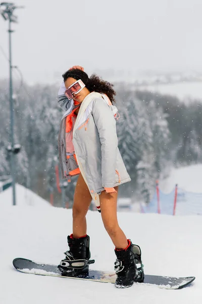 Afroamerikansk Skidåkare Kvinna Baddräkt Med Snowboard Glasögon Med Glada Ansiktsuttryck — Stockfoto