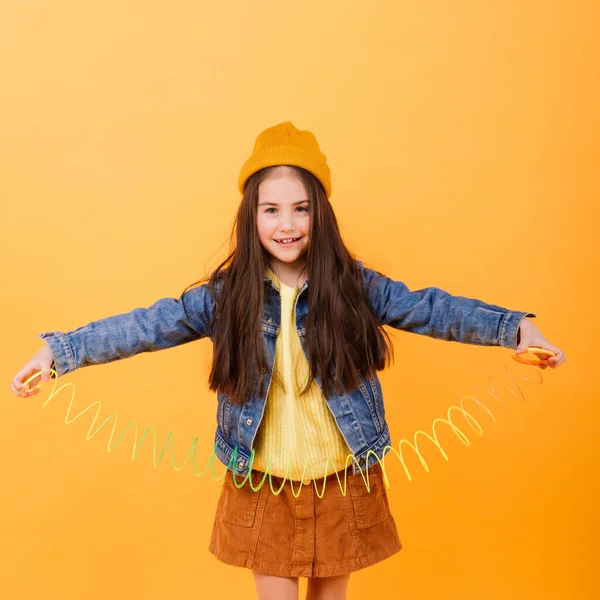 Een Meisje Multi Gekleurde Shirt Houdt Een Multi Gekleurde Slinky — Stockfoto