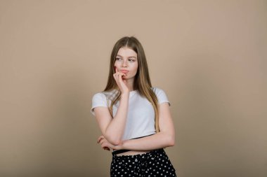 Şaşırmış bir kadının duygusal portresi. Şaşırtıcı bir duygu. Stüdyo yalnız çekim.