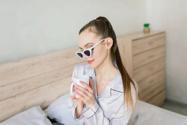 Retrato Jovem Bela Mulher Sorridente Deitada Cama Bebendo Seu Café — Fotografia de Stock