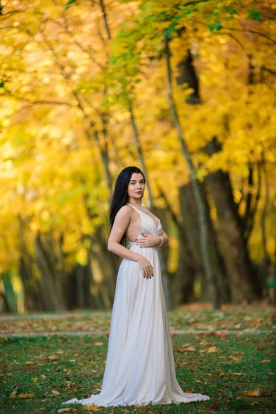 Güz Parkında Beyaz Elbiseli Güzel Esmer Bir Kadın — Stok fotoğraf