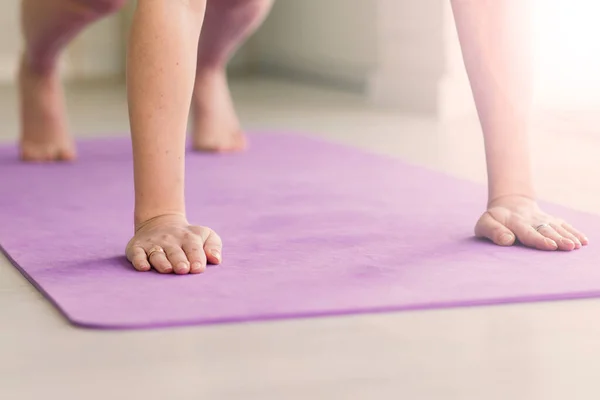 Tineri Femeie Zâmbitoare Atractivă Care Practică Yoga Care Lucrează Poartă — Fotografie, imagine de stoc