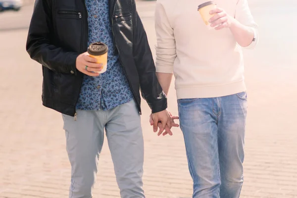 Jong Gay Paar Glimlachen Gelukkig Knuffelen Stad — Stockfoto