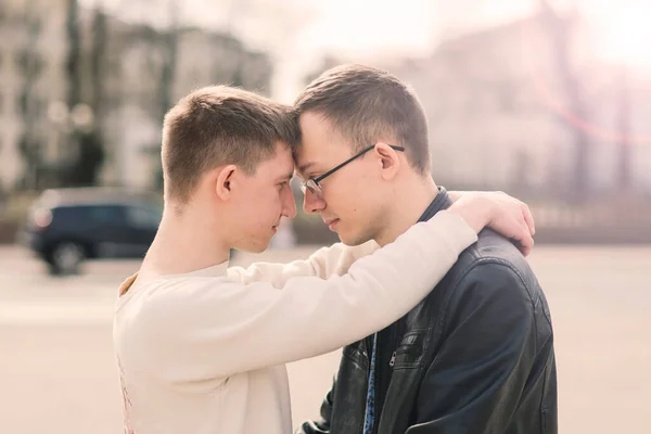 Joven Pareja Gay Sonriendo Feliz Abrazando Ciudad —  Fotos de Stock