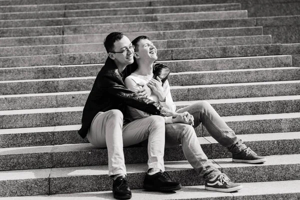 Jeune Couple Gay Souriant Heureux Câlin Ville — Photo