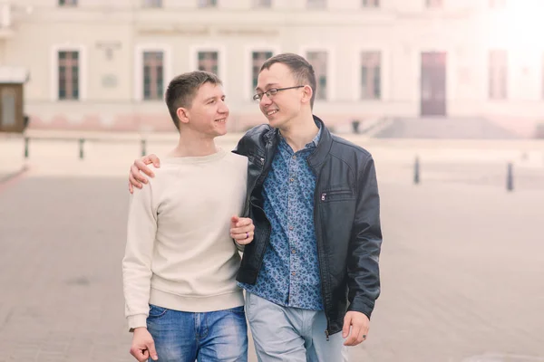 Jong Gay Paar Glimlachen Gelukkig Knuffelen Stad — Stockfoto