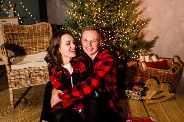 Amore Natale Coppia Concetto Proposta Felice Uomo Dando Anello Fidanzamento — Foto Stock