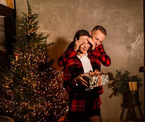 Amore Natale Coppia Concetto Proposta Felice Uomo Dando Anello Fidanzamento — Foto Stock