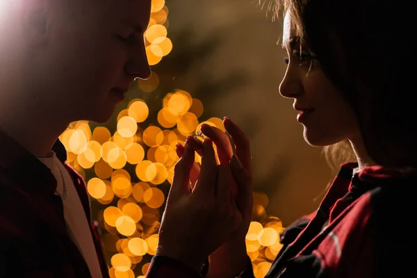 Szerelem Karácsony Pár Lánykérés Boldog Férfi Gyémánt Eljegyzési Gyűrűt Egy — Stock Fotó