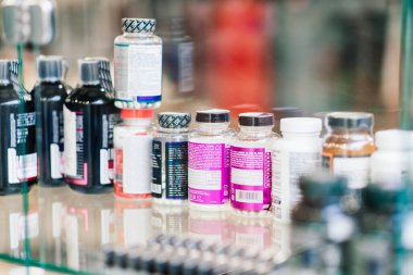 Minsk, Belarus - 03.07.2021. Spor besin deposundaki gıda takviyelerinin çeşitliliği, protein, fitness