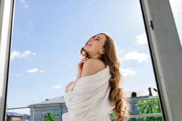 Happy Bohatá Mladá Žena Nosit Noční Župan Ložnici Pohled Ven — Stock fotografie